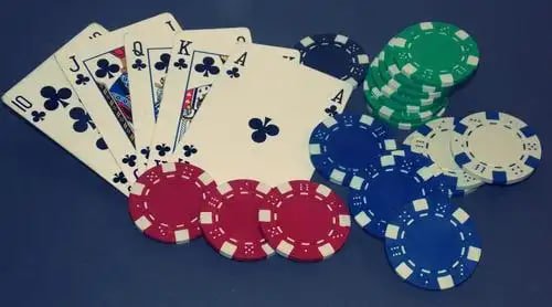 Antarmuka Aviator dan Sweet Bonanza di pangerantoto2 menampilkan kontrol taruhan dan statistik pemain